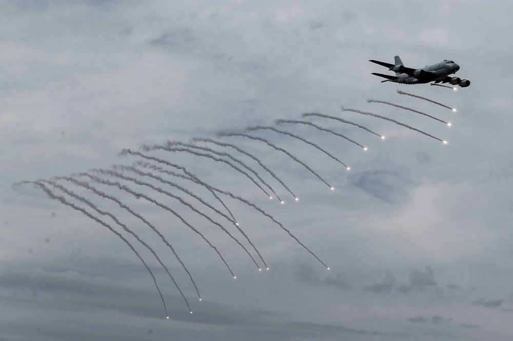 A Japanese Self-Defense Force jet was forced to fire flares recently as a warning to Russian aircraft that violated the country's airspace, highlighting how both China and Russia tried to test Japan’s leadership during a period of political transition.  A Japanese Self-Defense Force jet was forced to fire flares recently as a warning to Russian aircraft that violated the country's airspace, highlighting how both China and Russia tried to test Japan’s leadership during a period of political transition.
