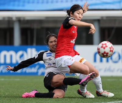 Urawa's Yu Endo (right) competes for the ball with Kobe's Yui Narumiya during a match in Osaka in January.  Urawa's Yu Endo (right) competes for the ball with Kobe's Yui Narumiya during a match in Osaka in January.