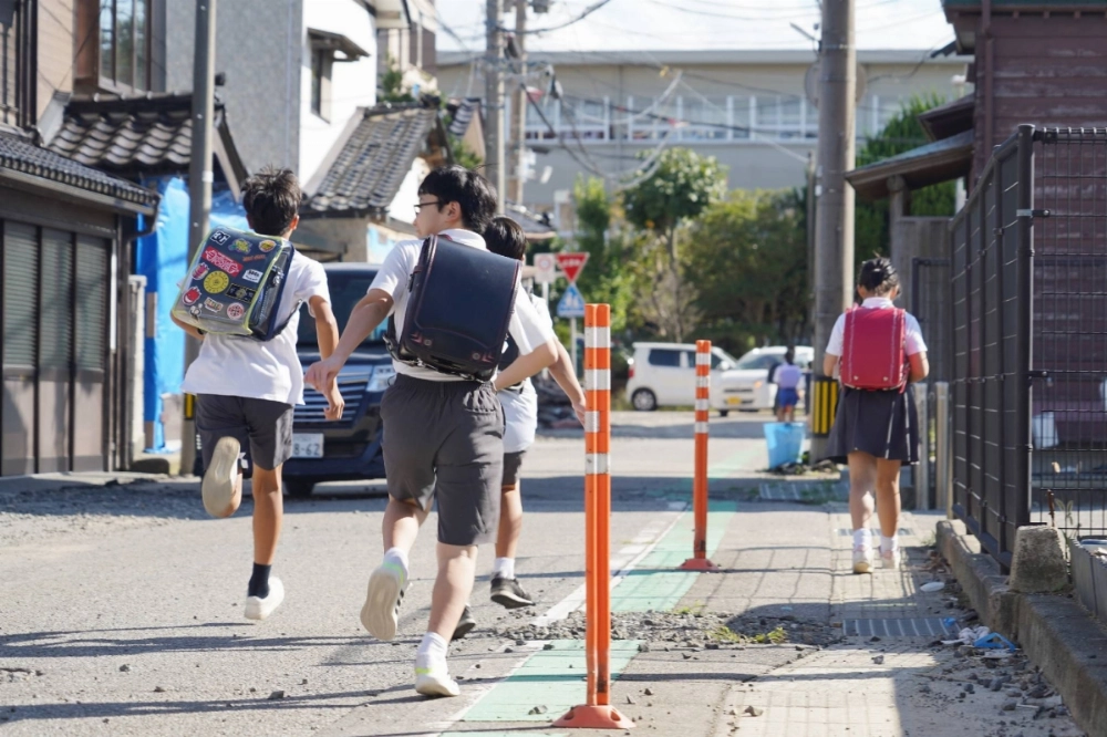 Children walk home from school in Ishikawa Prefecture on Sept. 26. Cases of hand, foot and mouth disease peaked a second time this year in the second week of September. Children walk home from school in Ishikawa Prefecture on Sept. 26. Cases of hand, foot and mouth disease peaked a second time this year in the second week of September.