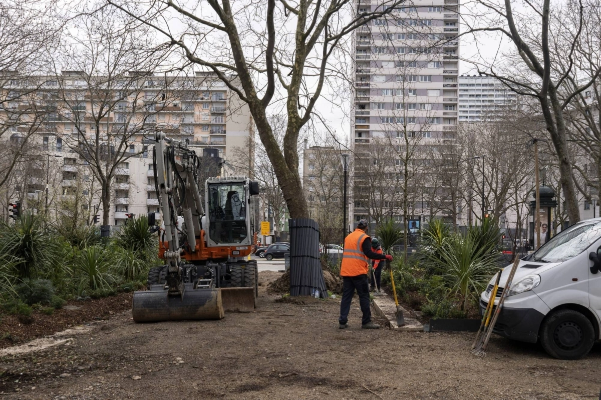 Widening the sidewalk to make space for cycle lanes, footpaths and trees, in the Porte de La Chapelle neighborhood of Paris Widening the sidewalk to make space for cycle lanes, footpaths and trees, in the Porte de La Chapelle neighborhood of Paris