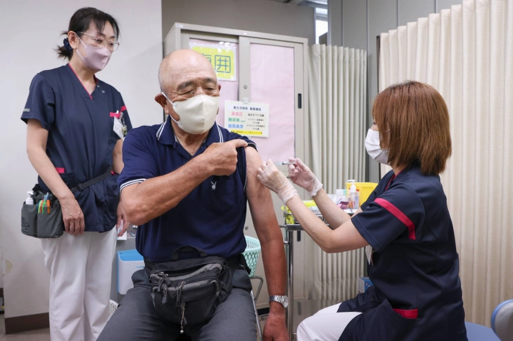 A man receives a COVID-19 vaccine in Tokyo on Oct. 1. Experts say fears over the newly approved replicon vaccine are unwarranted. A man receives a COVID-19 vaccine in Tokyo on Oct. 1. Experts say fears over the newly approved replicon vaccine are unwarranted.
