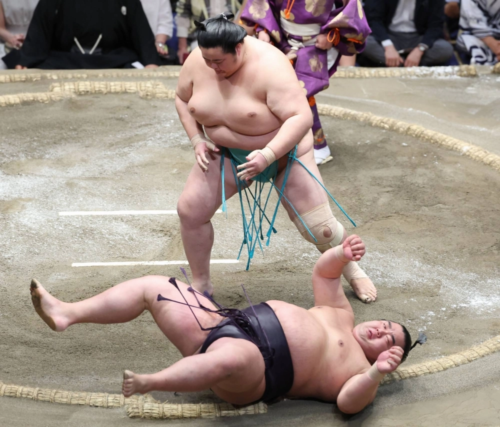 Shonannoumi hits the dirt at the hands of Kotozakura during a bout in Tokyo in May. Shonannoumi is among the many top wrestlers who have dropped out of this month's regional tour due to injury.  Shonannoumi hits the dirt at the hands of Kotozakura during a bout in Tokyo in May. Shonannoumi is among the many top wrestlers who have dropped out of this month's regional tour due to injury.