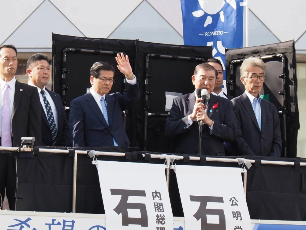 Prime Minister Shigeru Ishiba (center right) makes a speech Sunday in Soka, Saitama Prefecture, along with Komeito leader Keiichi Ishii (center left). Prime Minister Shigeru Ishiba (center right) makes a speech Sunday in Soka, Saitama Prefecture, along with Komeito leader Keiichi Ishii (center left).