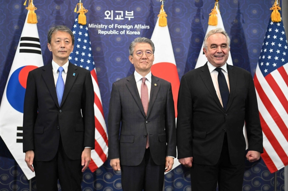 Vice Foreign Minister Masataka Okano (left), South Korean First Vice Foreign Minister Kim Hong-kyun (center) and U.S. Deputy Secretary of State Kurt Campbell during a trilateral meeting at the Foreign Ministry in Seoul on Wednesday Vice Foreign Minister Masataka Okano (left), South Korean First Vice Foreign Minister Kim Hong-kyun (center) and U.S. Deputy Secretary of State Kurt Campbell during a trilateral meeting at the Foreign Ministry in Seoul on Wednesday