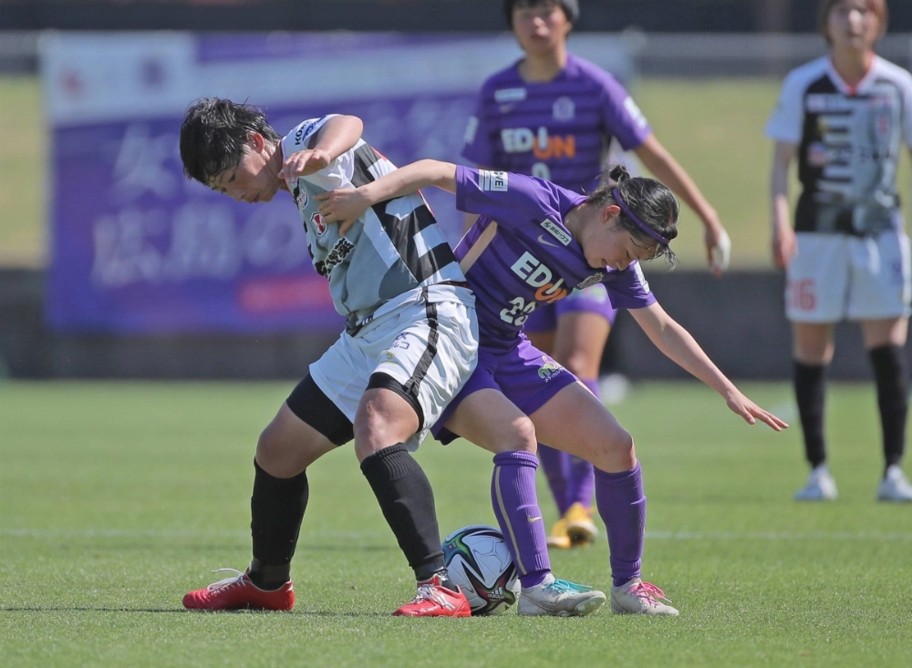 INAC Kobe's Megumi Takase (left) battles Hiroshima's Funa Yanase during a match in Hiroshima in 2022.  INAC Kobe's Megumi Takase (left) battles Hiroshima's Funa Yanase during a match in Hiroshima in 2022.