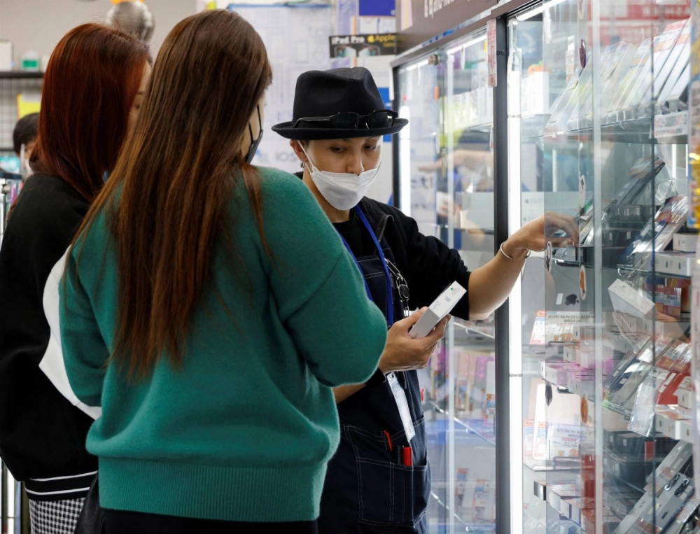 People from Thailand look at used smartphones in Tokyo's Akihabara district in October 2022. People from Thailand look at used smartphones in Tokyo's Akihabara district in October 2022.