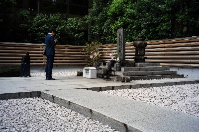 Located in the Otemachi neighborhood, the 'skull mound' of Taira no Masakado is said to be the source of ills and misfortunes of any who would disturb the site. Located in the Otemachi neighborhood, the 'skull mound' of Taira no Masakado is said to be the source of ills and misfortunes of any who would disturb the site.