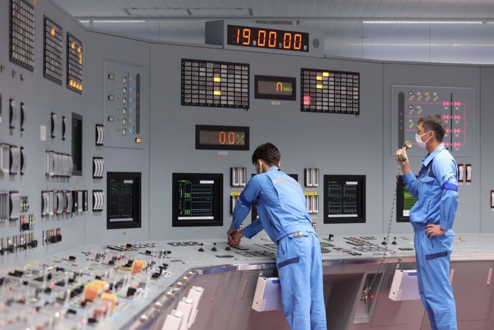 Tohoku Electric Power workers restart the Unit 2 reactor of the Onagawa Nuclear Power Plant in Onagawa, Miyagi Prefecture, on Tuesday. Tohoku Electric Power workers restart the Unit 2 reactor of the Onagawa Nuclear Power Plant in Onagawa, Miyagi Prefecture, on Tuesday.