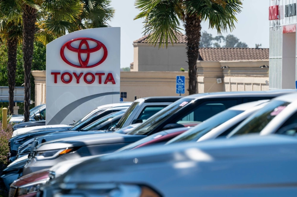 Toyota's worldwide production fell for an eighth straight month in September, as both sales and output declined in its two biggest markets, the United States and China. Toyota's worldwide production fell for an eighth straight month in September, as both sales and output declined in its two biggest markets, the United States and China.