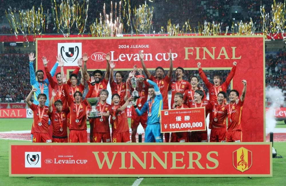 Nagoya Grampus players celebrate after the club won the Levain Cup at National Stadium in Tokyo on Saturday Nagoya Grampus players celebrate after the club won the Levain Cup at National Stadium in Tokyo on Saturday