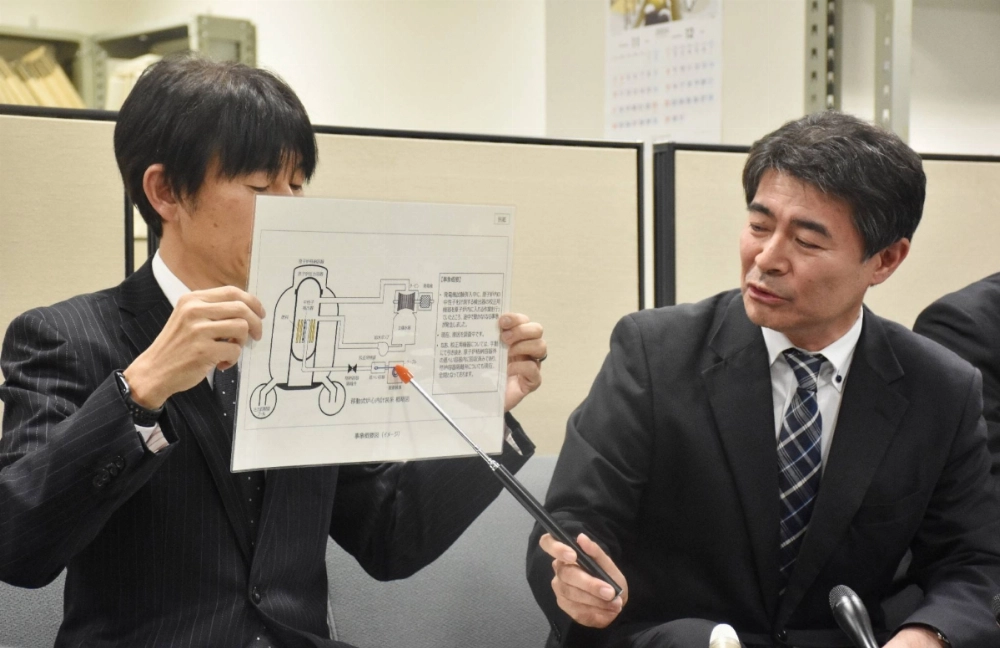 Tohoku Electric Power officials explain on Sunday in Sendai a problem that occurred at the No. 2 reactor of the Onagawa nuclear power plant in Miyagi Prefecture. Tohoku Electric Power officials explain on Sunday in Sendai a problem that occurred at the No. 2 reactor of the Onagawa nuclear power plant in Miyagi Prefecture.