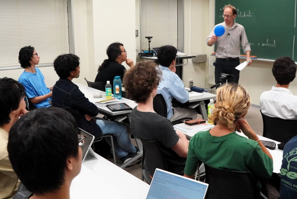 Alongside foreign students, some Japanese students attend a special lecture held entirely in English at Nagoya University in early October. Alongside foreign students, some Japanese students attend a special lecture held entirely in English at Nagoya University in early October.