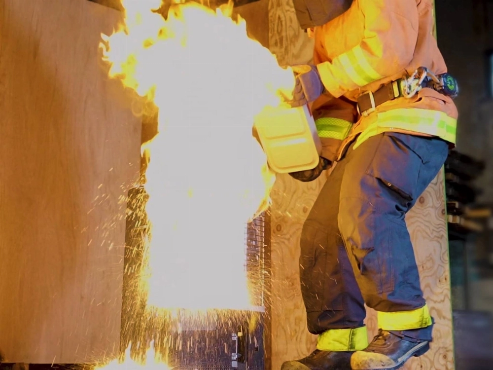An experiment by NITE shows an oil heater catching fire from leaked kerosene. An experiment by NITE shows an oil heater catching fire from leaked kerosene.