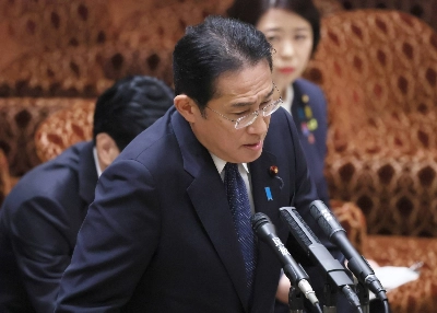 Prime Minister Fumio Kishida is questioned about fundraising parties by reporters in Tokyo on Wednesday. Prime Minister Fumio Kishida is questioned about fundraising parties by reporters in Tokyo on Wednesday.