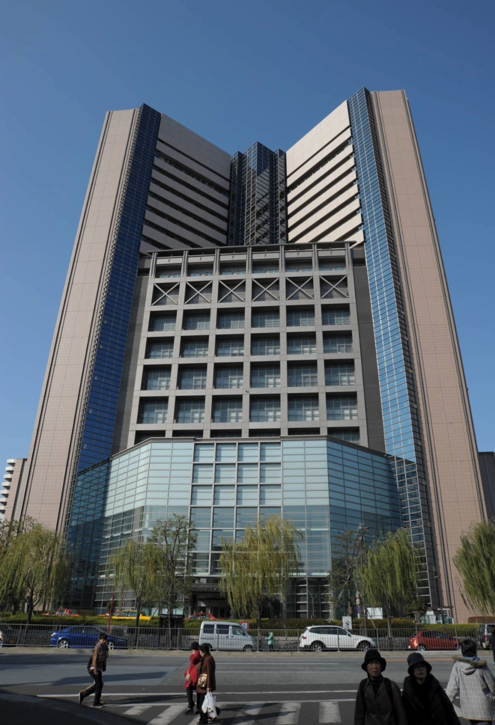 The National Cancer Center Hospital in Tokyo's Chuo Ward. A study by researchers at the hospital aims to determine whether restoring a healthy intestinal environment can enhance the effectiveness of immunotherapy drugs used in cancer treatment.  The National Cancer Center Hospital in Tokyo's Chuo Ward. A study by researchers at the hospital aims to determine whether restoring a healthy intestinal environment can enhance the effectiveness of immunotherapy drugs used in cancer treatment.