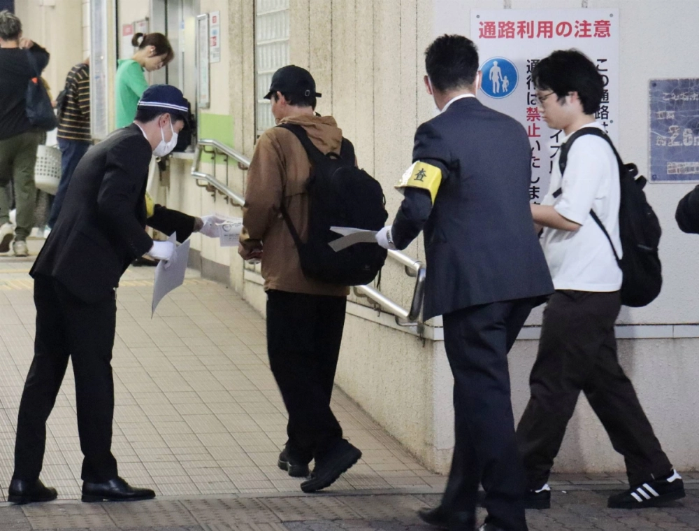 Hyogo Prefectural Police investigators call on people at a station in Kakogawa, Hyogo Prefecture, on Oct. 16 to provide information related to the 2007 murder of a girl in the city. Hyogo Prefectural Police investigators call on people at a station in Kakogawa, Hyogo Prefecture, on Oct. 16 to provide information related to the 2007 murder of a girl in the city.