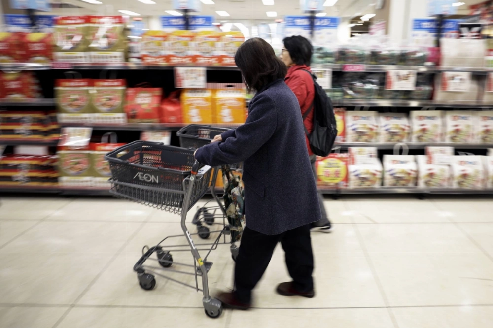 The Finance Ministry noted firm private consumption in raising its economic assessments in the Kanto region and other areas. The Finance Ministry noted firm private consumption in raising its economic assessments in the Kanto region and other areas.