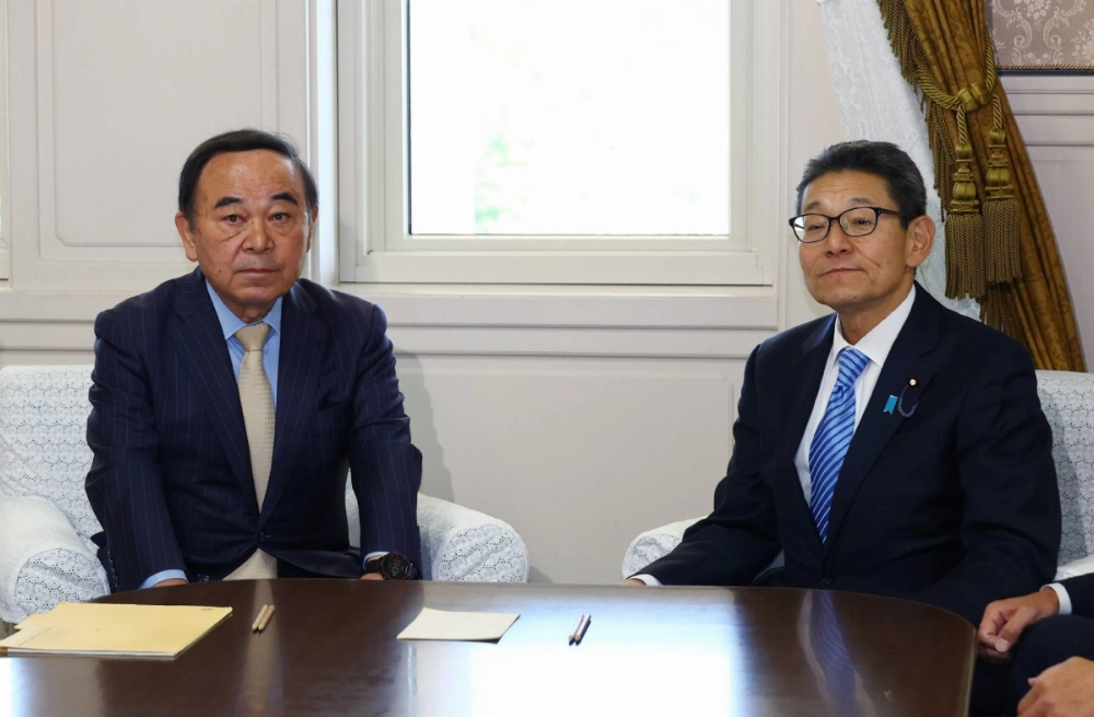 LDP Diet affairs chief Tetsushi Sakamoto (left) and his CDP counterpart, Hirofumi Ryu, at a meeting in the parliament building on Thursday LDP Diet affairs chief Tetsushi Sakamoto (left) and his CDP counterpart, Hirofumi Ryu, at a meeting in the parliament building on Thursday