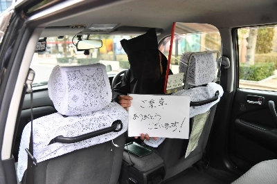 Sanwa Koutsu's Kuroko Taxi service has drivers dressed in traditional stagehand garb communicate with passengers only through gestures and written messages. Sanwa Koutsu's Kuroko Taxi service has drivers dressed in traditional stagehand garb communicate with passengers only through gestures and written messages.