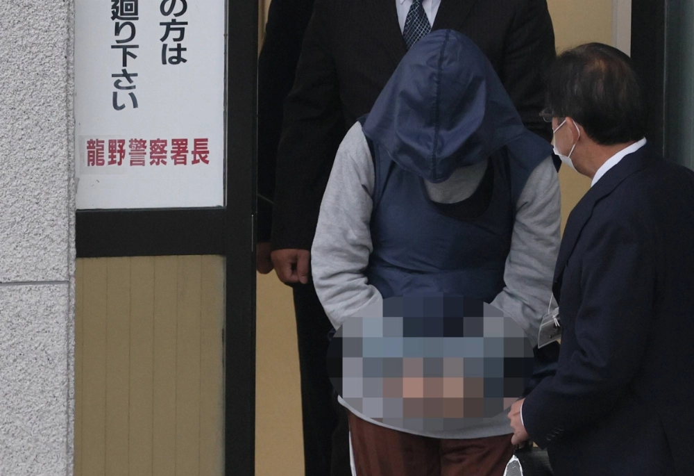 Suspect Kunihiko Katsuta leaves Tatsuno Police Station in Hyogo Prefecture as he is sent to prosecutors on Friday. The waist strap and handcuffs are blurred for privacy reasons. Suspect Kunihiko Katsuta leaves Tatsuno Police Station in Hyogo Prefecture as he is sent to prosecutors on Friday. The waist strap and handcuffs are blurred for privacy reasons.