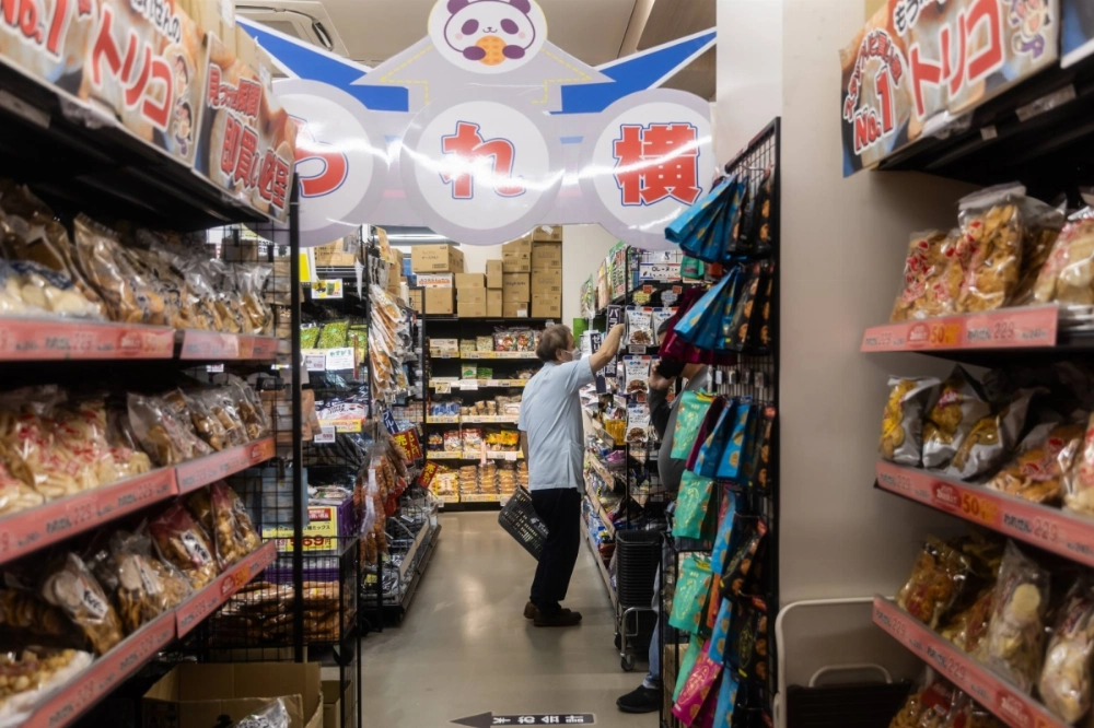 Shares in retailers may rise after Prime Minister Shigeru Ishiba formed a minority government that may cut taxes to lure cooperation from opposition parties. Shares in retailers may rise after Prime Minister Shigeru Ishiba formed a minority government that may cut taxes to lure cooperation from opposition parties.