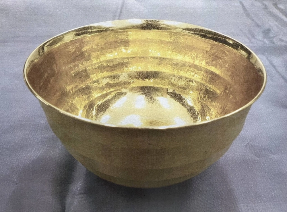 A pure gold tea bowl that was stolen in April during a department store exhibition and later found at an antique shop in Tokyo. A pure gold tea bowl that was stolen in April during a department store exhibition and later found at an antique shop in Tokyo.