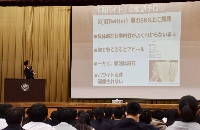 A Metropolitan Police Department official offers a lecture on yami baito dark part-time jobs to high school students in Tokyo's Taito Ward on Tuesday. | Jiji