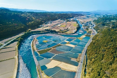 Rice fields in the town of Ozu, Kumamoto Prefecture. The water-filled paddies glistening under the sun is a symbol of a long-running effort to preserve the prefecture’s groundwater. Rice fields in the town of Ozu, Kumamoto Prefecture. The water-filled paddies glistening under the sun is a symbol of a long-running effort to preserve the prefecture’s groundwater.
