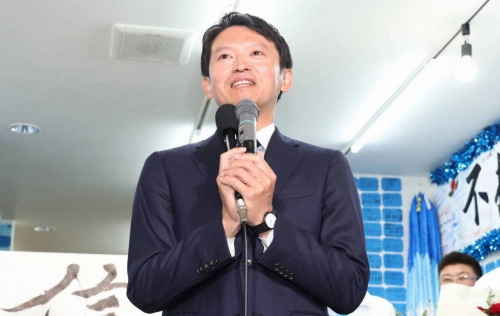 Motohiko Saito makes a speech following his reelection Sunday as governor of Hyogo Prefecture, a position he lost after the prefectural assembly unanimously passed a no-confidence vote against him in September. Motohiko Saito makes a speech following his reelection Sunday as governor of Hyogo Prefecture, a position he lost after the prefectural assembly unanimously passed a no-confidence vote against him in September.