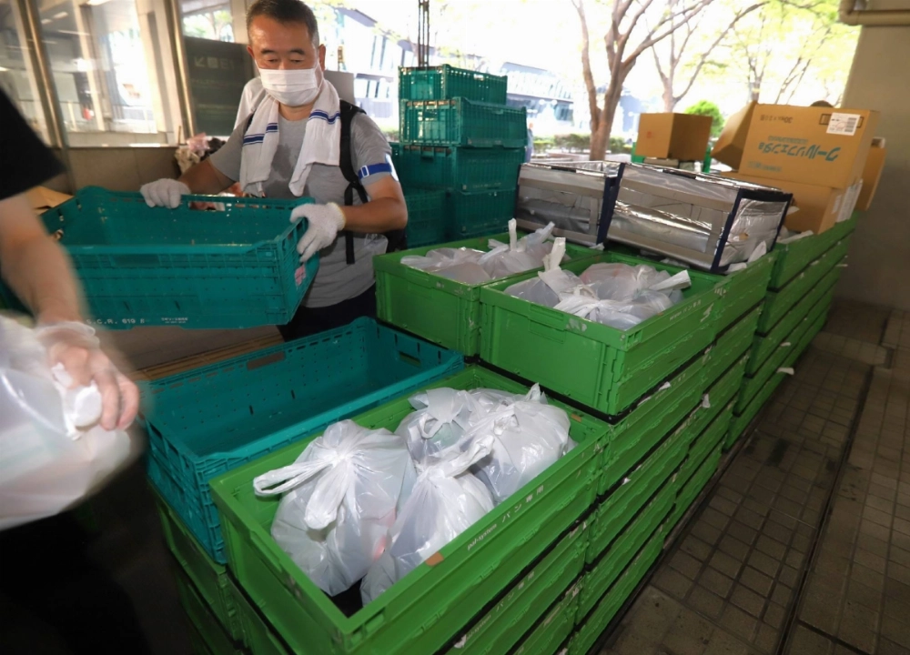Members of nonprofit organization Moyai Support Center for Independent Living give out food packs to people in need in the Shinjuku district of Tokyo in October. Members of nonprofit organization Moyai Support Center for Independent Living give out food packs to people in need in the Shinjuku district of Tokyo in October.