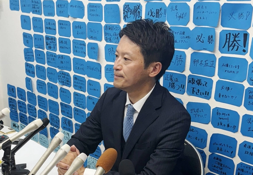 Motohiko Saito talks to reporters on Monday after his reelection as Hyogo governor. His surprising comeback highlights rising populism in Japan. Motohiko Saito talks to reporters on Monday after his reelection as Hyogo governor. His surprising comeback highlights rising populism in Japan.