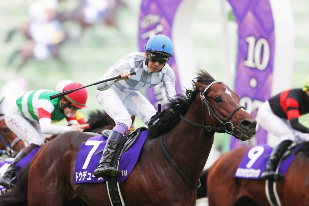 Do Deuce with jockey Yutaka Take aboard wins the Emperor’s Cup (Autumn) at Tokyo Racecourse on Oct. 27. Do Deuce with jockey Yutaka Take aboard wins the Emperor’s Cup (Autumn) at Tokyo Racecourse on Oct. 27.
