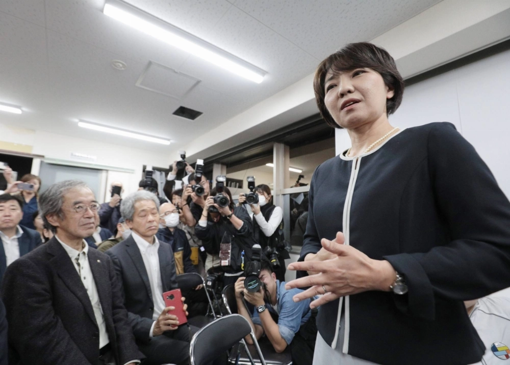 Former Amagasaki Mayor Kazumi Inamura speaks to her supporters after she lost her bid to become Hyogo governor, on Nov. 17 in Kobe.  Former Amagasaki Mayor Kazumi Inamura speaks to her supporters after she lost her bid to become Hyogo governor, on Nov. 17 in Kobe.