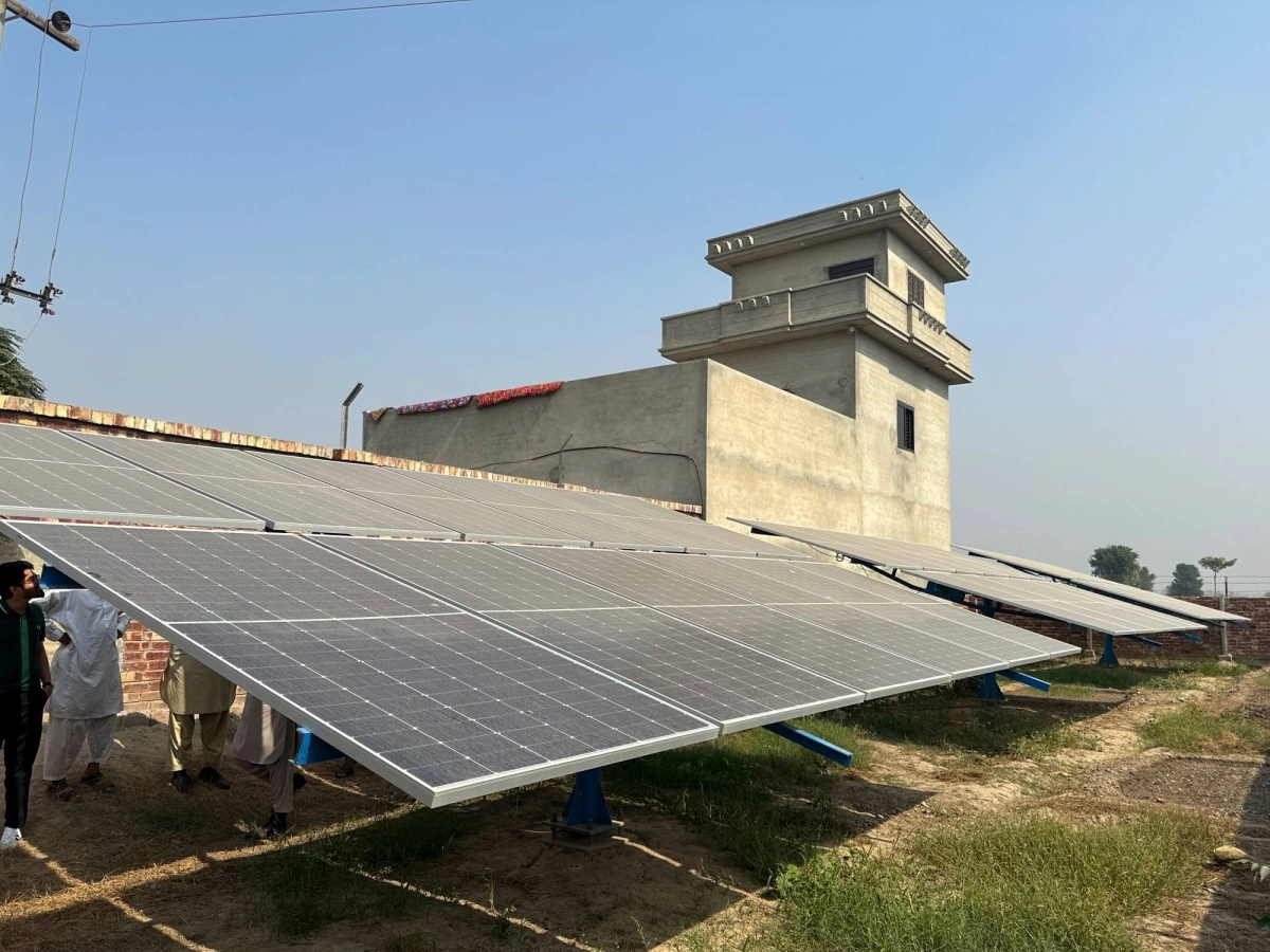 An array of solar panels on a farm in Kasur, Pakistan. As many customers curb their consumption from the grid or even abandon it completely, Pakistan’s power companies are permanently losing a major chunk of demand and revenue.  An array of solar panels on a farm in Kasur, Pakistan. As many customers curb their consumption from the grid or even abandon it completely, Pakistan’s power companies are permanently losing a major chunk of demand and revenue.