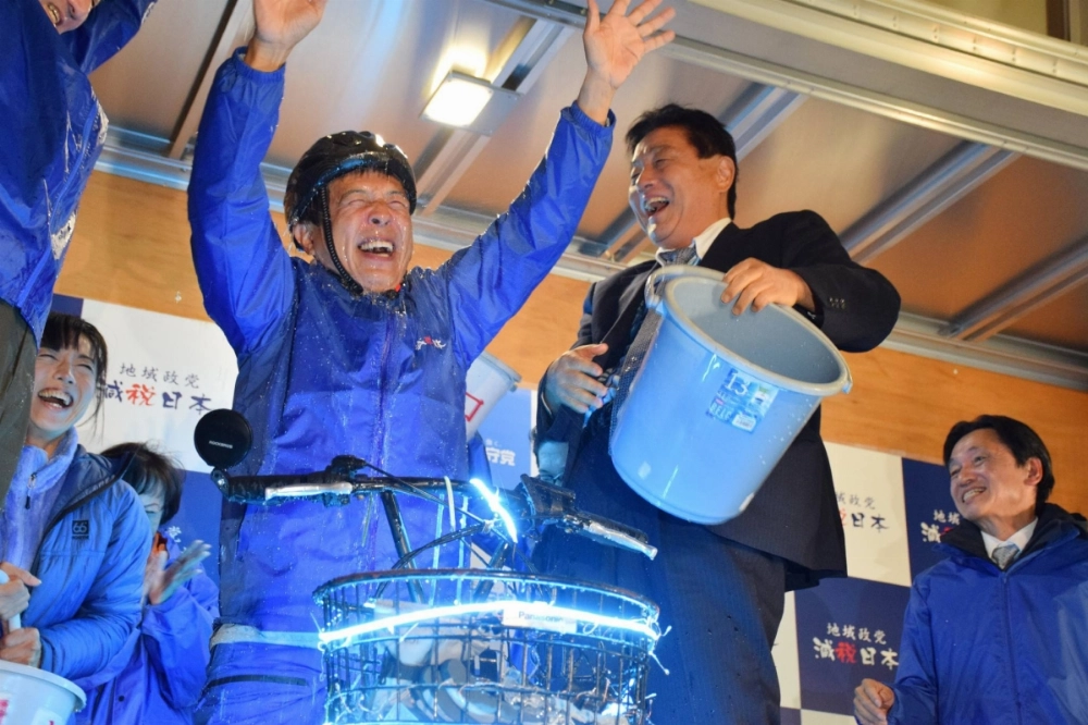 Ichiro Hirosawa (left) celebrates his victory in the Nagoya mayoral election in Nagoya on Sunday along with former Nagoya Mayor Takashi Kawamura (right). Ichiro Hirosawa (left) celebrates his victory in the Nagoya mayoral election in Nagoya on Sunday along with former Nagoya Mayor Takashi Kawamura (right).