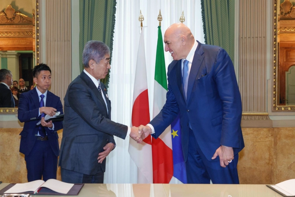 Foreign Minister Takeshi Iwaya shakes hands with Italian Defense Minister Guido Crosetto at the signing of an Acquisition and Cross-Servicing Agreement between Japan and Italy in Rome on Monday. Foreign Minister Takeshi Iwaya shakes hands with Italian Defense Minister Guido Crosetto at the signing of an Acquisition and Cross-Servicing Agreement between Japan and Italy in Rome on Monday.