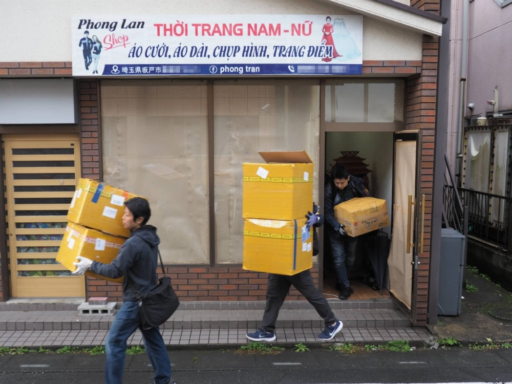 Investigators seize items after raiding a store in the city of Sakado, Saitama Prefecture, that is suspected to have been used by a Vietnamese theft ring as a collection point, on Wednesday. The store's signboard is partly blurred for privacy reasons. Investigators seize items after raiding a store in the city of Sakado, Saitama Prefecture, that is suspected to have been used by a Vietnamese theft ring as a collection point, on Wednesday. The store's signboard is partly blurred for privacy reasons.