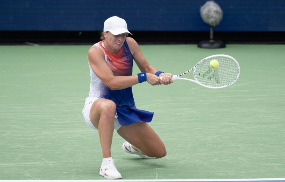 Iga Swiatek hits a shot against Aryna Sabalenka during their match at the Cincinnati Open on Aug. 18. Iga Swiatek hits a shot against Aryna Sabalenka during their match at the Cincinnati Open on Aug. 18.