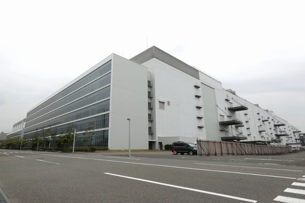 Sharp's plant in Sakai, Osaka Prefecture, that has ceased production of large liquid crystal display panels for television, a symbolic end to the company's signature business. Sharp's plant in Sakai, Osaka Prefecture, that has ceased production of large liquid crystal display panels for television, a symbolic end to the company's signature business.