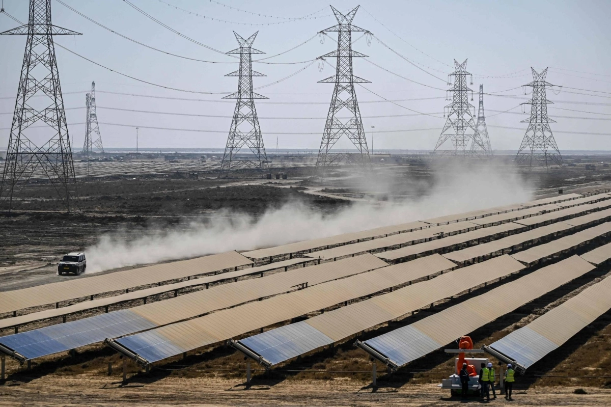 Workers install solar panels at the Adani Group-owned Khavda Renewable Energy Park in Khavda, India, on Jan. 12.  Workers install solar panels at the Adani Group-owned Khavda Renewable Energy Park in Khavda, India, on Jan. 12.