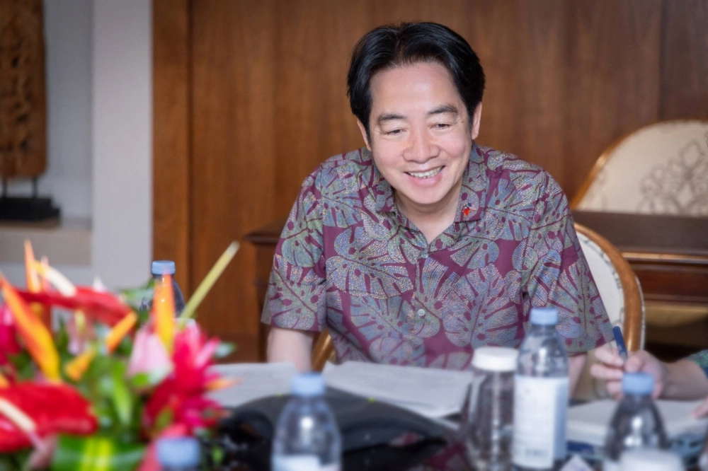 Taiwanese President Lai Ching-te speaks by phone with former U.S. House Speaker Nancy Pelosi, during his visit to Honolulu on Sunday. Taiwanese President Lai Ching-te speaks by phone with former U.S. House Speaker Nancy Pelosi, during his visit to Honolulu on Sunday.