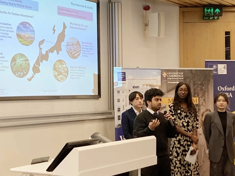 Students give a presentation at a competition in London on Friday for revitalization strategies in the Hokuriku region Students give a presentation at a competition in London on Friday for revitalization strategies in the Hokuriku region
