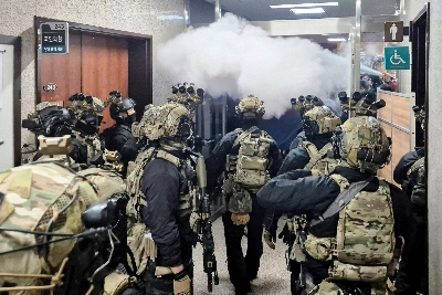 Soldiers try to enter the main hall of the National Assembly on Tuesday, after South Korean President Yoon Suk Yeol declared martial law.  Soldiers try to enter the main hall of the National Assembly on Tuesday, after South Korean President Yoon Suk Yeol declared martial law.