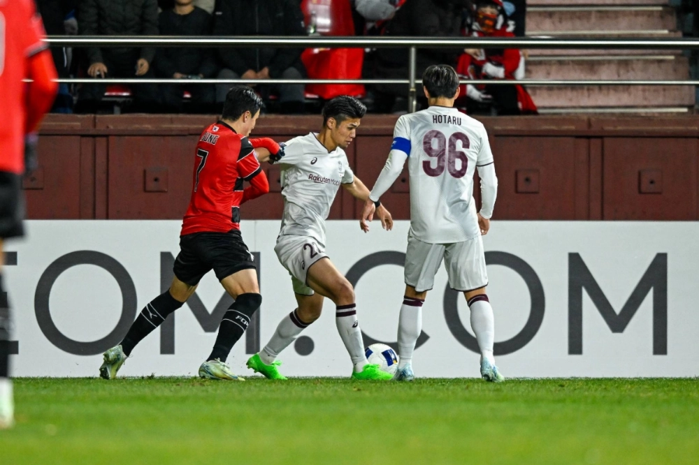 Vissel's Daiju Sasaki (center) fights off a defender during Kobe's Asian Champions League loss to Pohang Steelers on Tuesday in Pohang, South Korea.  Vissel's Daiju Sasaki (center) fights off a defender during Kobe's Asian Champions League loss to Pohang Steelers on Tuesday in Pohang, South Korea.