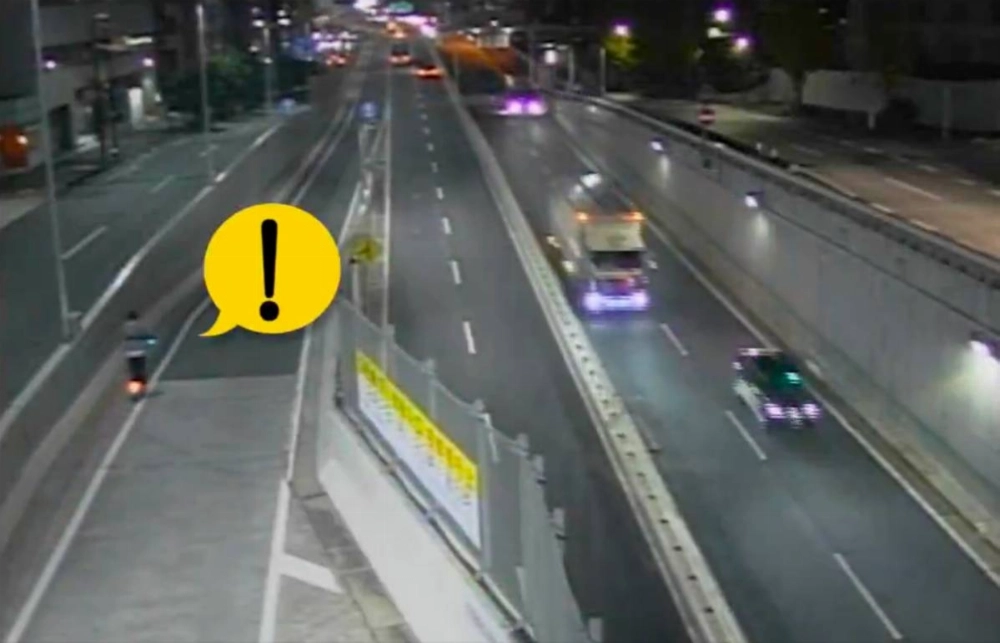 A screenshot taken from video footage posted on the Metropolitan Expressway's X account shows an electric scooter entering the highway on Tuesday. A screenshot taken from video footage posted on the Metropolitan Expressway's X account shows an electric scooter entering the highway on Tuesday.