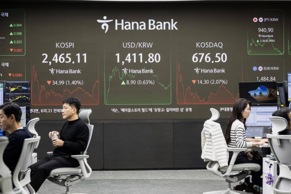 South Korea’s currency recovered while its stocks fell Wednesday as investors braced for prolonged political uncertainties following a brief decree of martial law by President Yoon Suk Yeol.  South Korea’s currency recovered while its stocks fell Wednesday as investors braced for prolonged political uncertainties following a brief decree of martial law by President Yoon Suk Yeol.