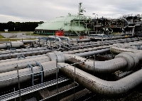 Tokyo Gas' liquefied natural gas terminal in Sodegaura, Chiba Prefecture, last month. The utility is considering several wind power projects in Southeast Asia amid the global decarbonization push. | reuters