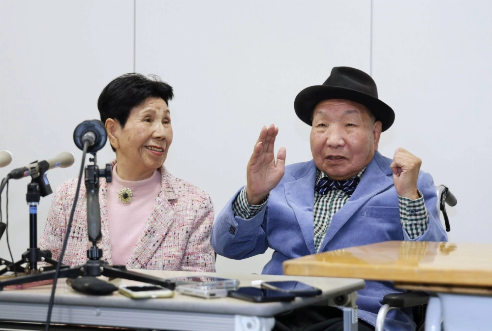 Iwao Hakamata (right) and his sister Hideko attend a news conference on Nov. 29 Iwao Hakamata (right) and his sister Hideko attend a news conference on Nov. 29