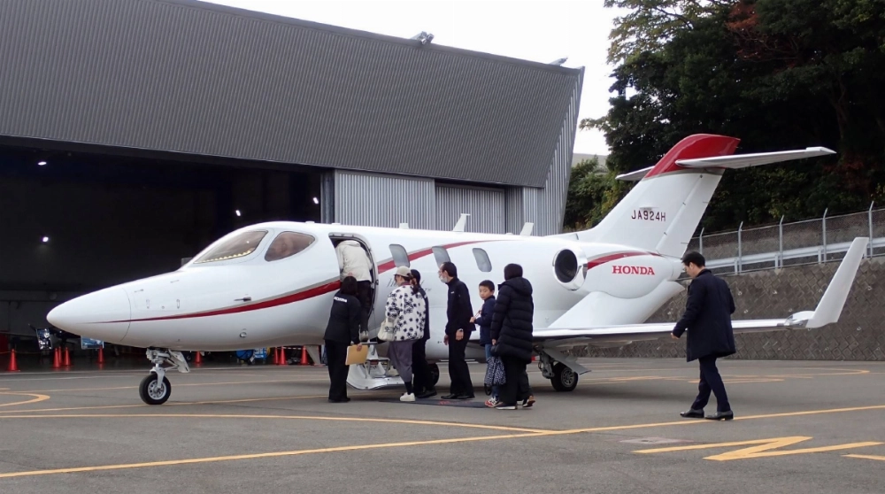Shareholders board a HondaJet for a sightseeing flight at Oita Airport in Kunisaki, Oita Prefecture, on Saturday. Shareholders board a HondaJet for a sightseeing flight at Oita Airport in Kunisaki, Oita Prefecture, on Saturday.