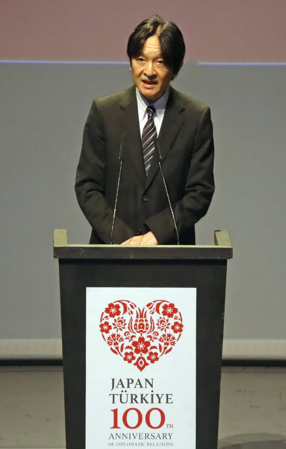 Crown Prince Akishino gives a speech at an event in Istanbul on Thursday to commemorate the 100th anniversary of the establishment of diplomatic relations between Japan and Turkey. Crown Prince Akishino gives a speech at an event in Istanbul on Thursday to commemorate the 100th anniversary of the establishment of diplomatic relations between Japan and Turkey.